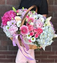 Композиция солнечный день в Хохле Цветочная композиция из Розы, Хризантемы, Пионы и Лизиантусы в корзине в Хохле