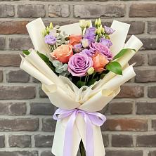 Букет цветов из:  Лизиантусы и Розы в Хохле