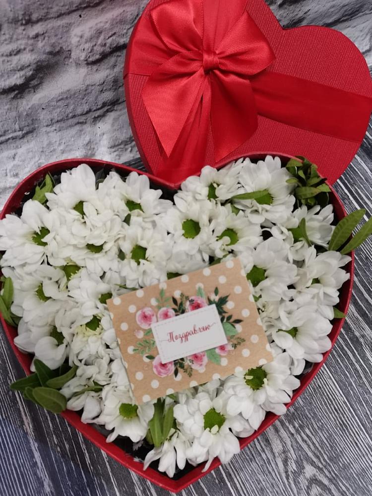 Цветочная композиция из Хризантемы в виде сердца в Хохле