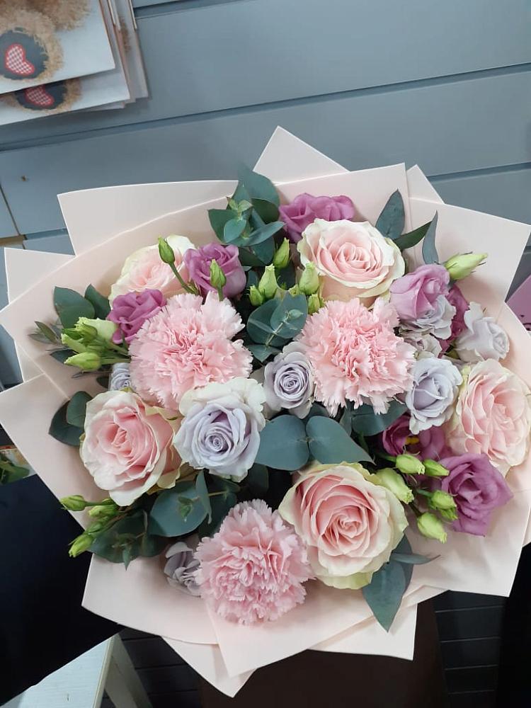 Букет цветов из: Розы, Гвоздики и Лизиантусы в Хохле