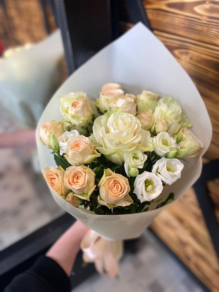 Букет цветов из: Розы и Лизиантусы в Хохле